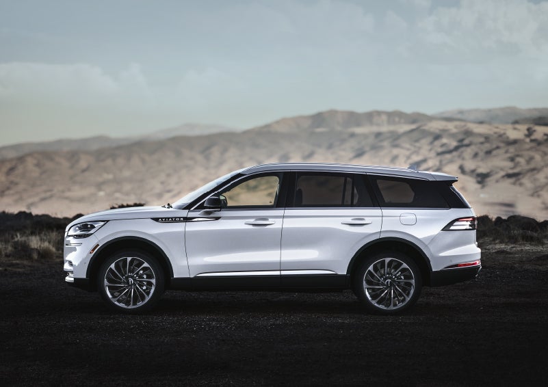 A Lincoln Aviator® SUV is parked on a scenic mountain overlook | Hooks Lincoln in Fort Worth TX