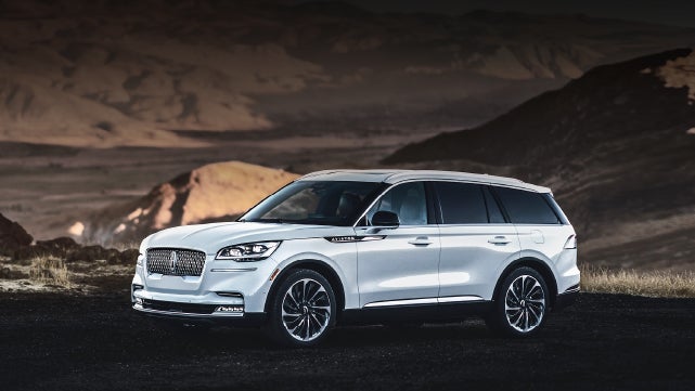 A 2024 Lincoln Aviator® SUV is parked at a mountain overlook | Hooks Lincoln in Fort Worth TX