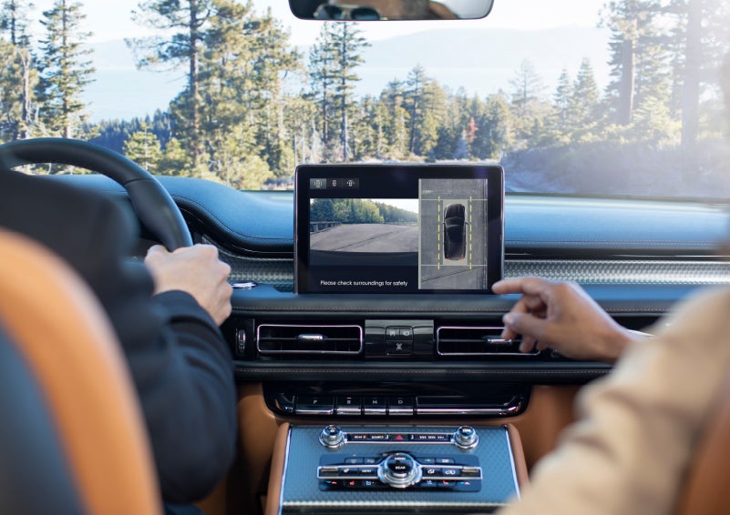 The available 360-Degree Camera shows a bird's-eye view of a Lincoln Aviator® SUV | Hooks Lincoln in Fort Worth TX