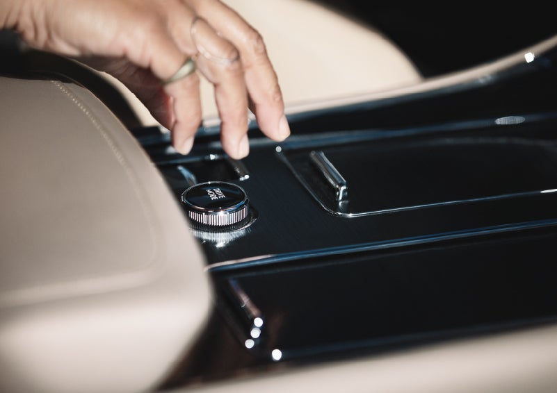 A hand reaching for the Lincoln Drive Modes knob of a 2024 Lincoln Aviator® SUV | Hooks Lincoln in Fort Worth TX